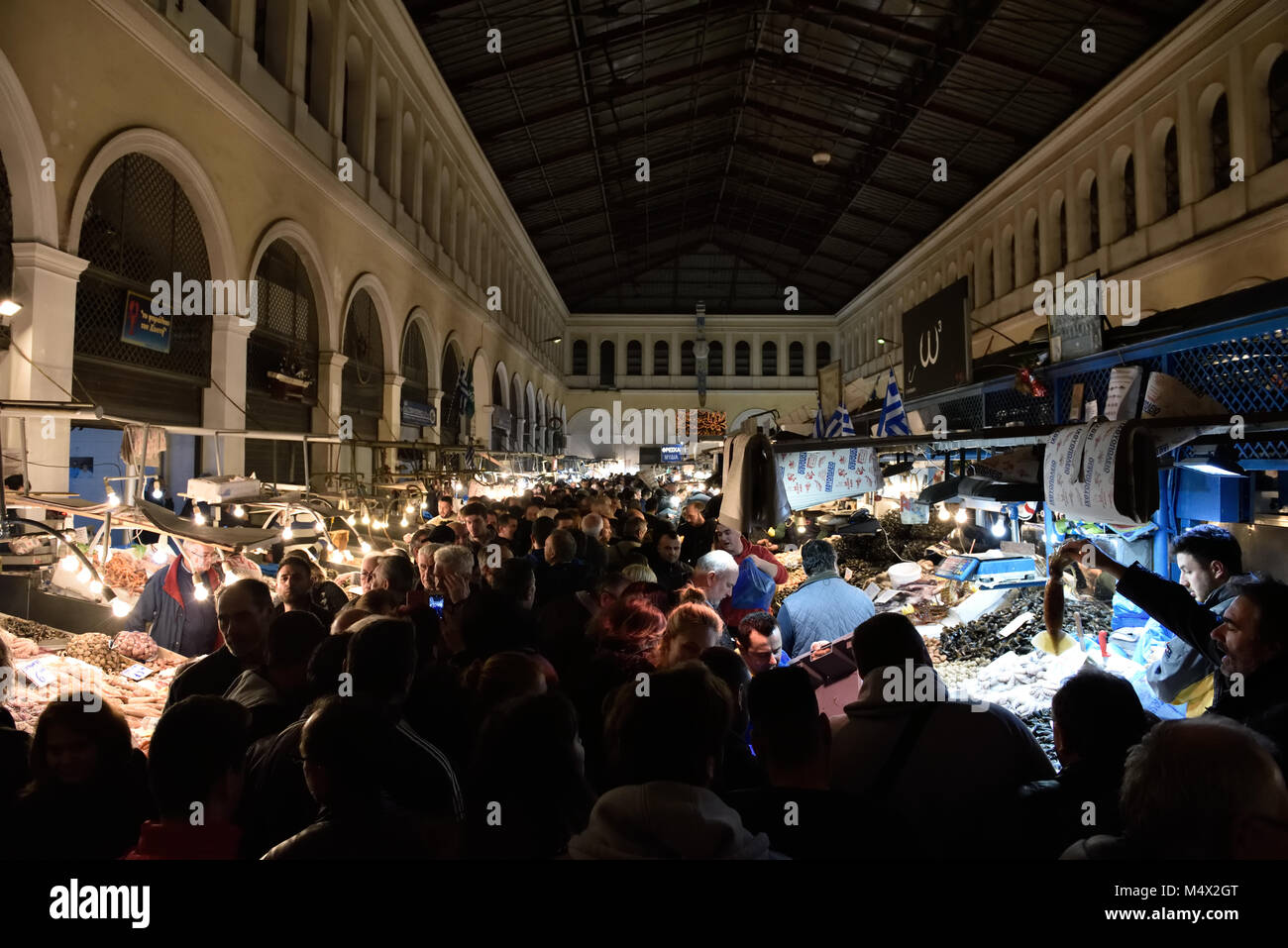 Athen, Griechenland, 18. Februar, 2018. Menschen kaufen in der Fastenzeit Essen bei Varvakios Markt vor der Asche Montag der erste Tag der Fastenzeit, die 40 Tage Zeit bis zu den orthodoxen Ostern in Athen, Griechenland. Credit: Nicolas Koutsokostas/Alamy Leben Nachrichten. Stockfoto