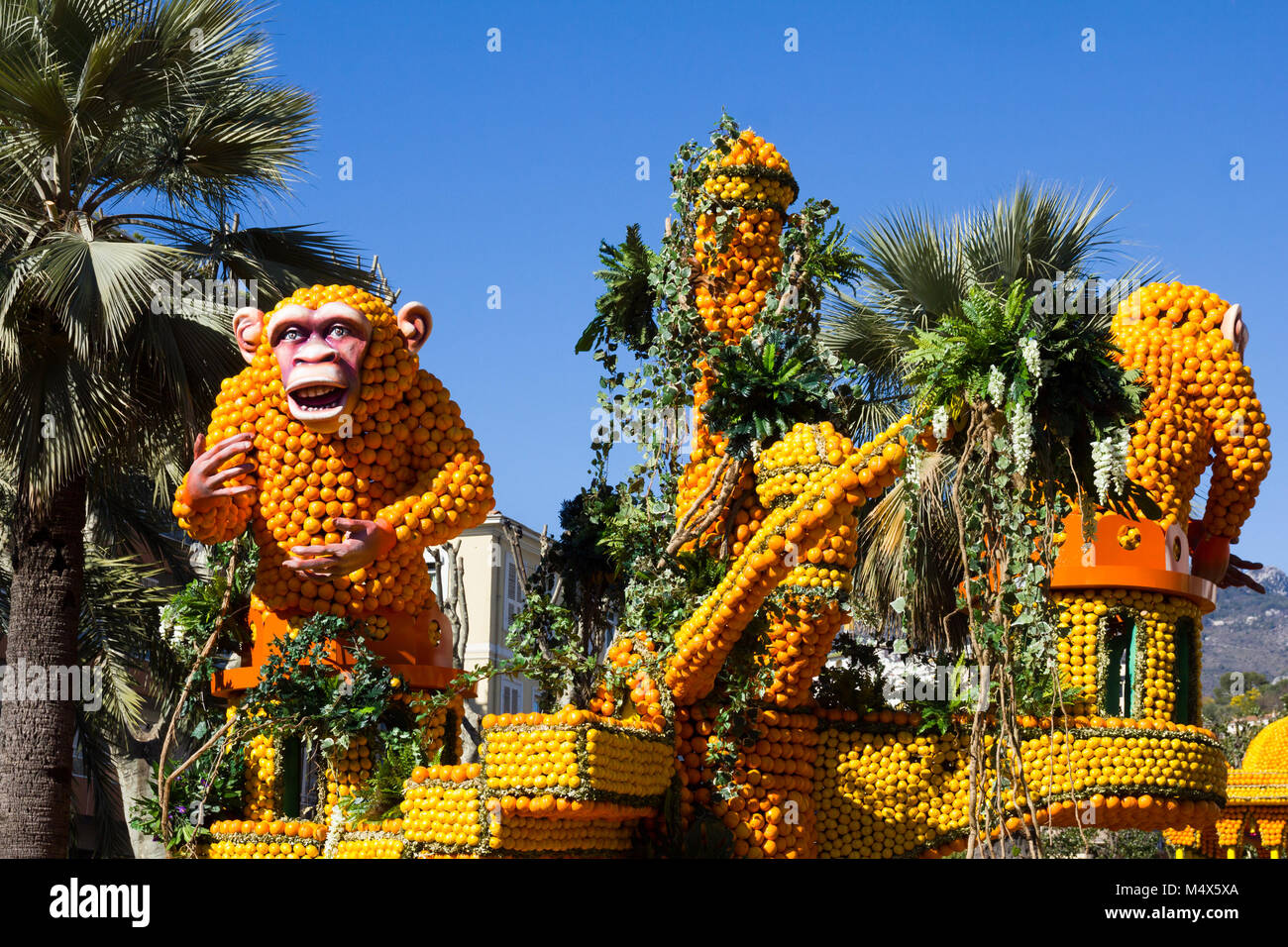 Menton, Frankreich. 18 Feb, 2018. Kunst aus Zitronen und Orangen in den berühmten Lemon Festival (Fete du Citron) in Menton, Frankreich. Die berühmten Obst Garten erhält 230.000 Besucher pro Jahr. Credit: Giancarlo Liguori/Alamy leben Nachrichten Stockfoto