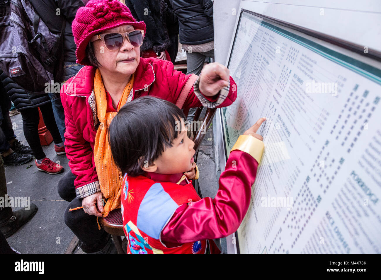 London, Großbritannien. 18 Feb, 2018. Menschenmassen gether Hunde Jahr in London Chna Stadt, Chinesisches Neujahrsfest am 18. Februar 2018 zu feiern. Credit: Dominika Zarzycka/Alamy leben Nachrichten Stockfoto