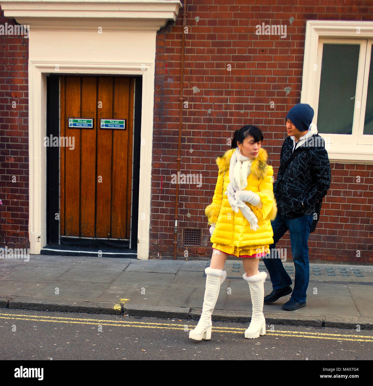 Farbe Foto eines Mädchens in der gelben Kleid in Soho, London, England, UK. Credit: London Snapper Stockfoto