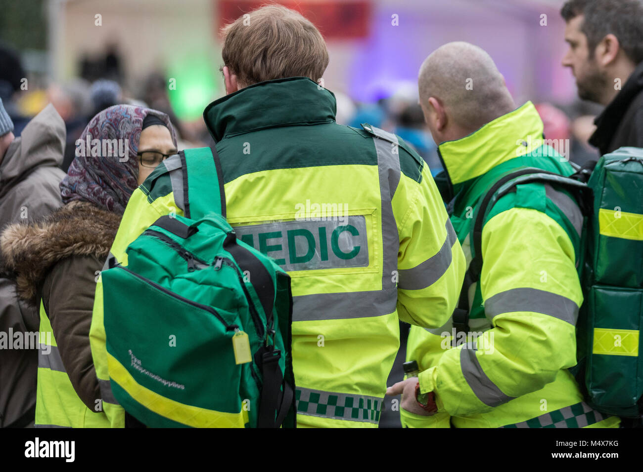 Ein Krankenwagen medic Sanitäter Not dringende medizinische Erste Hilfe cpr Antwort medizinische Ambulanzen sirene Sirenen ems Hilfe Behandlung Patient Patienten Stockfoto