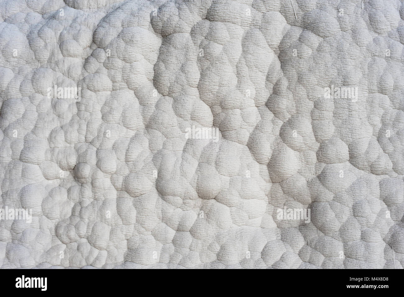 Die ikonische, weiß mineralische Ablagerungen bei Pamukkale, Türkei. Stockfoto