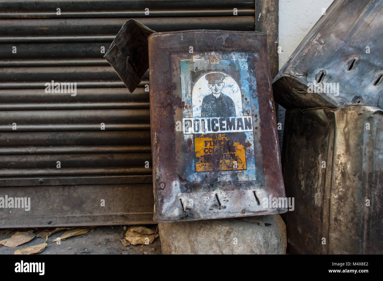 Ein Vintage kann der Polizist Marke, jetzt als Feuerstelle verwendet. Leh, Ladakh, Jammu und Kaschmir, Indien. Stockfoto