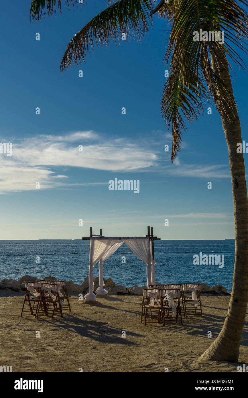USA, Florida, bereit für eine romantische Hochzeit am Strand Party bei Sonnenuntergang Key West unter Palmen Stockfoto