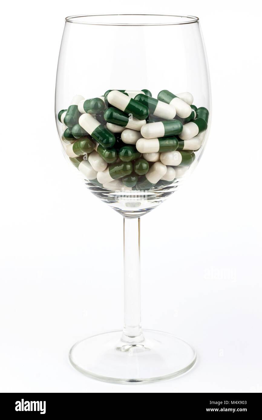 Vitamin Cocktail. Pillen in ein Glas. Die Behandlung von Krankheiten. Pharmazeutische Industrie. Gesunder Lebensstil Stockfoto