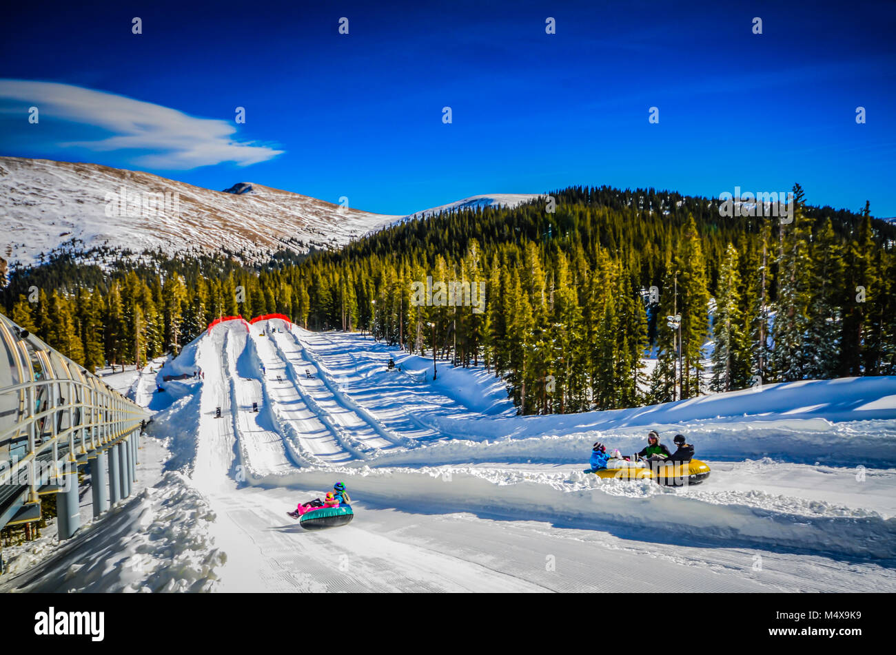Massive Multi Lane Snow Tubing Hill bei Keystone ski Resort in Keystone, Colorado. Stockfoto