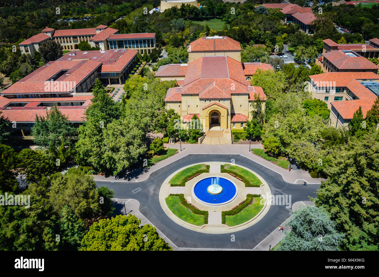 Palo Alto, CA. Luftbild von der Stanford University und einer der 25 Brunnen, wo Schüler üben geliebte Tradition der Brunnen hopping. Stockfoto