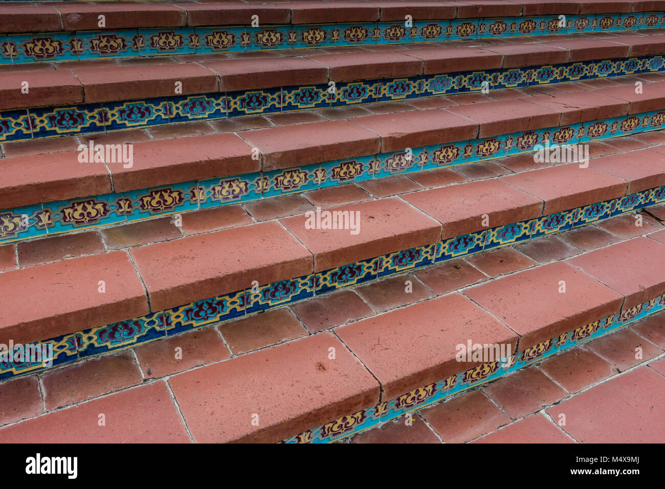 Terra Cotta fliesen Schritte mit bunten blauen und gelben Kacheln dekoriert. Stockfoto