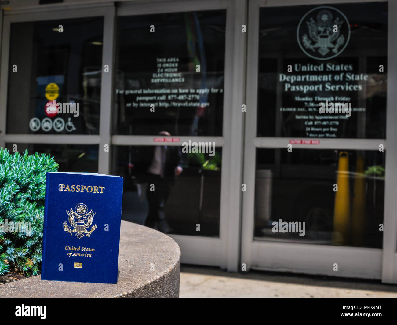 Uns Pass vor United States State Department Passport Services Office in New York City. Ein Mann im Anzug (minus der Kopf) Ref. Stockfoto