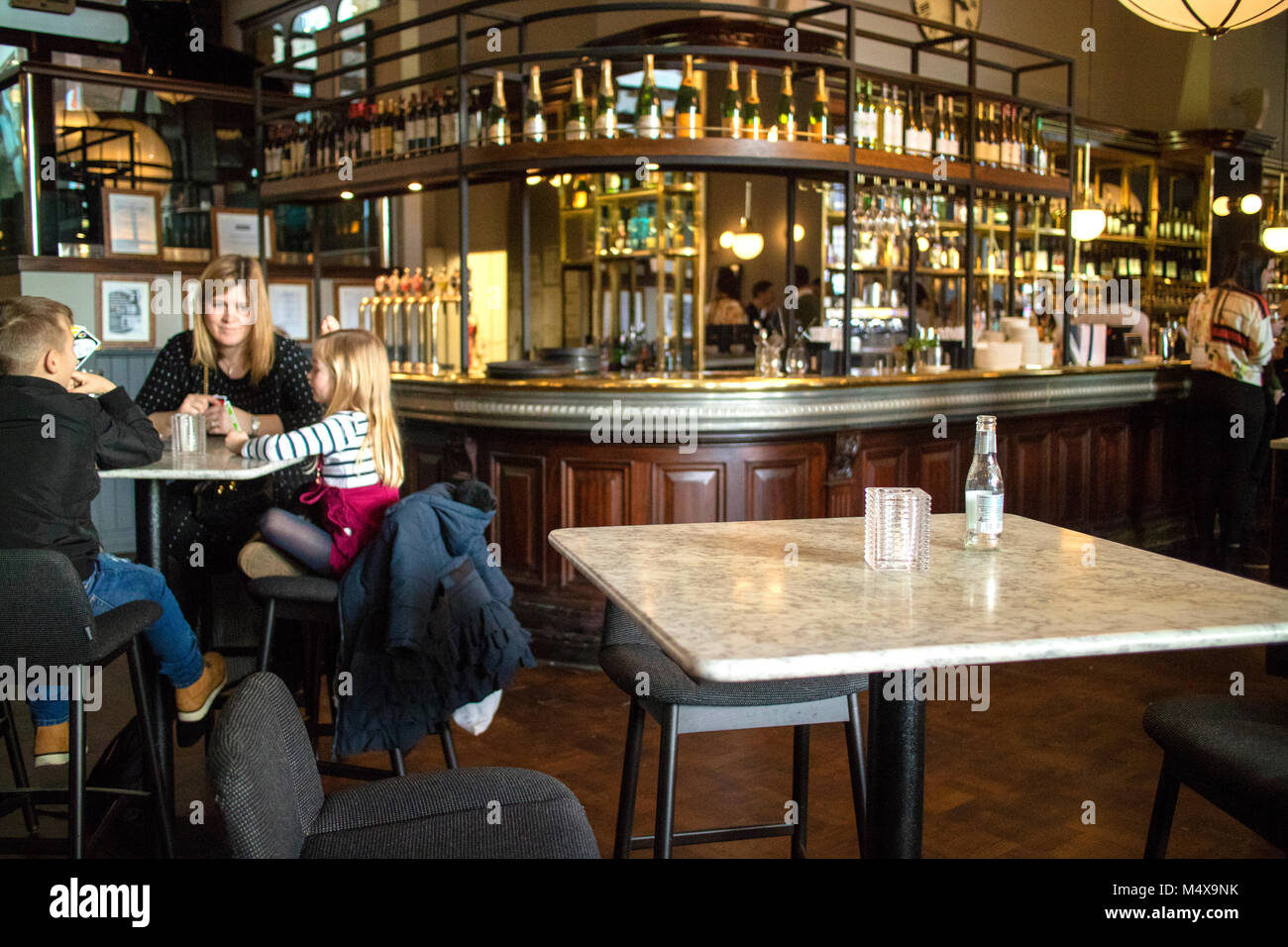Junge Familie saß in einem trendigen Browns Bar Getränke und Chatten in Leeds City Centre Stockfoto