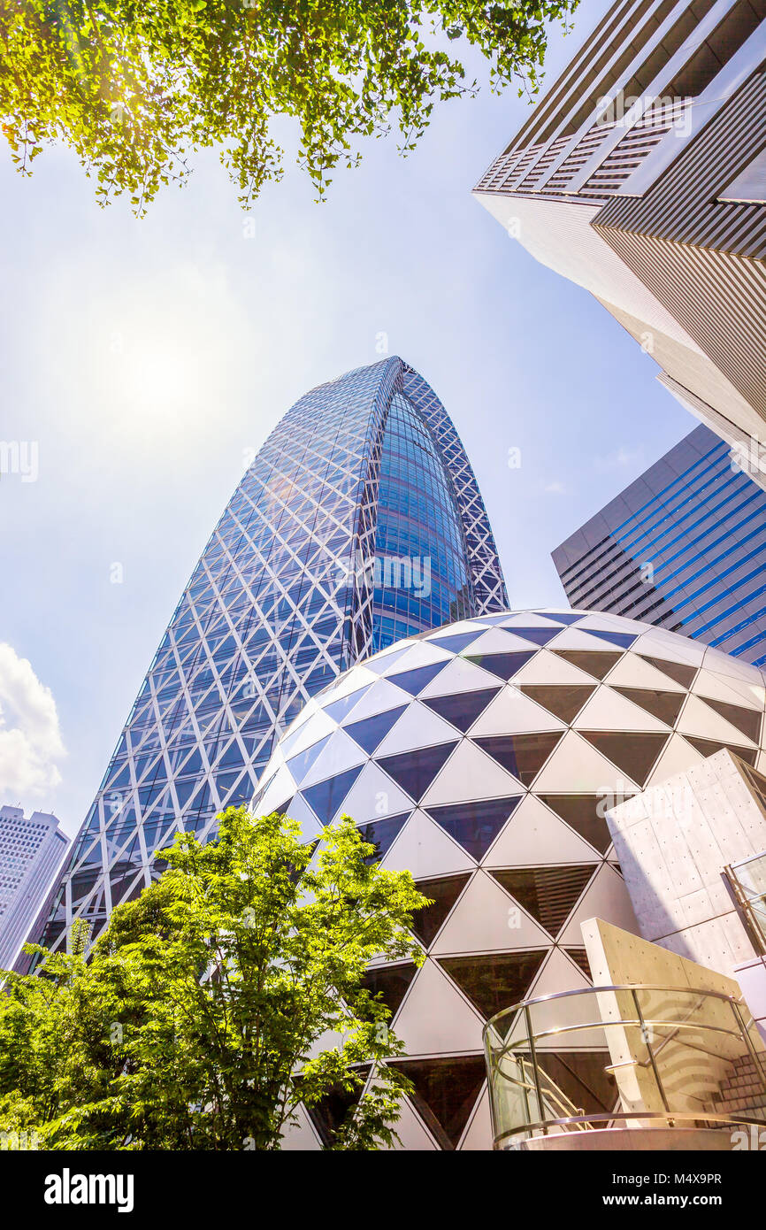 Tokio - Juni 4, 2010: Mode Gakuen Cocoon Tower am 4. Juni 2010 in Tokio. Es ist 204 Meter hoch und, wie der Name schon sagt, ähnelt die seidige Home von v Stockfoto