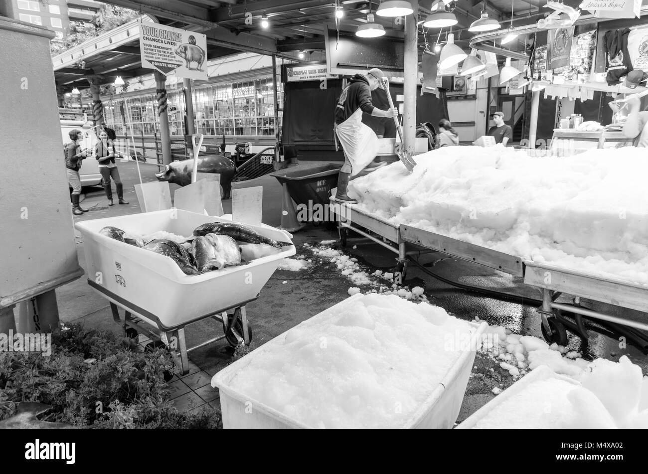Einrichten einer vereisten Fisch Fisch-Mongers anzeigen Pike Place Market Seattle, Washington, USA Stockfoto