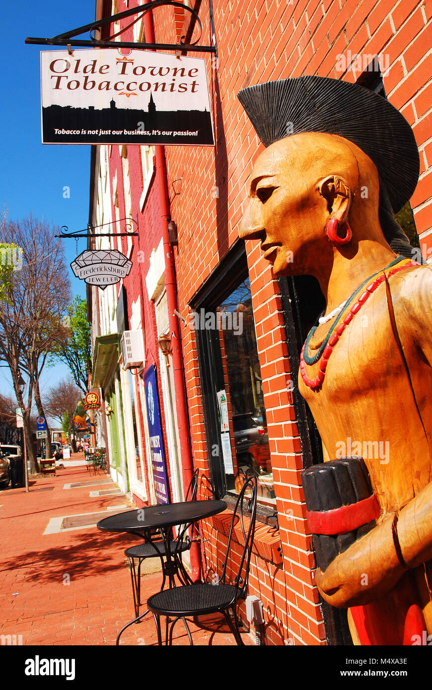 Eine umstrittene Zigarrenladen Indischen steht außerhalb der einen Tabakladen. Eine Native American Statue hat die traditionelle Indikator für das Geschäft Stockfoto