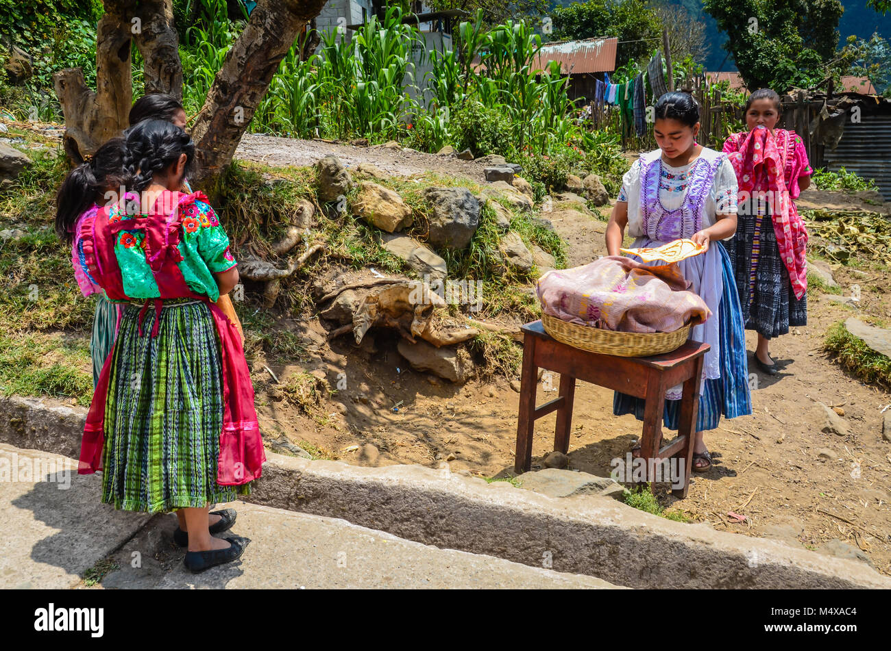 Schule Kinder in einer ländlichen Schule in Guatemala sammeln Münzen Mittagessen von einem Straßenhändler kaufen. Stockfoto