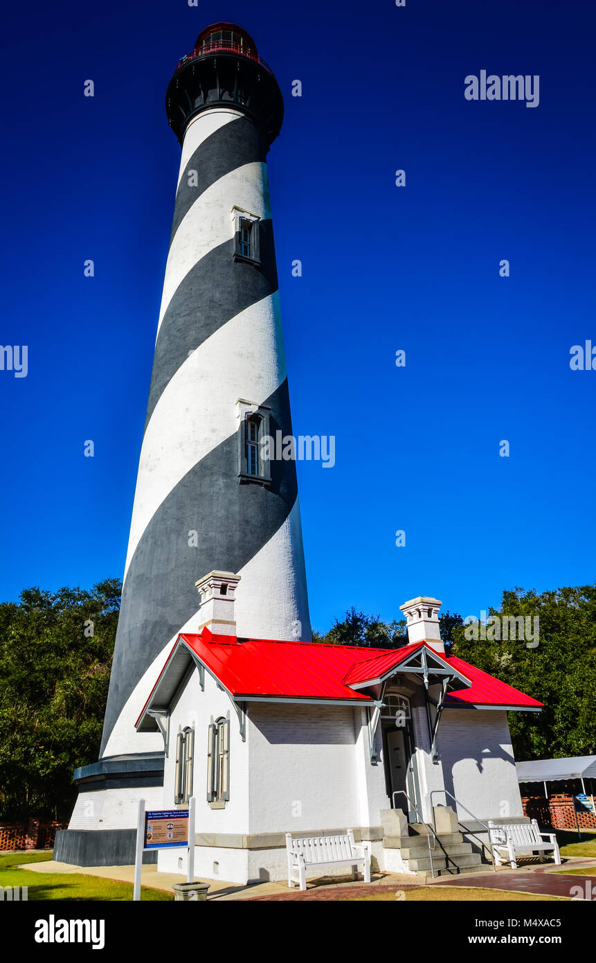 Aktive blackand weißen Leuchtturm Turm neben dem roten Dach kleines Haus, Eingang. Nach Ghost Hunters, Leuchtturm und surroundi Stockfoto
