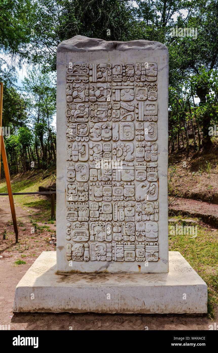 Neue STELEN haben in Guatemala gesetzt worden; dieser erzählt die Geschichte von Iximche in der kaqchikel Sprache mit klassischen Maya Glyphen. Ich Iximche Stockfoto