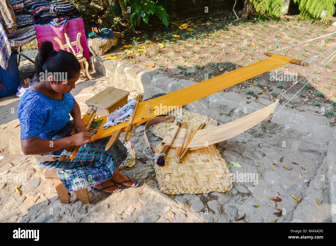 Einer guatemaltekischen Frau in der traditionellen Ethik Kleid arbeitet an einem Webstuhl, produzieren die charakteristischen farbenfrohen Stoffen der Region. Stockfoto Einer guatemaltekischen Frau in der traditionellen Ethik Kleid arbeitet an einem Webstuhl, produzieren die charakteristischen farbenfrohen Stoffen der Region. Stockfoto