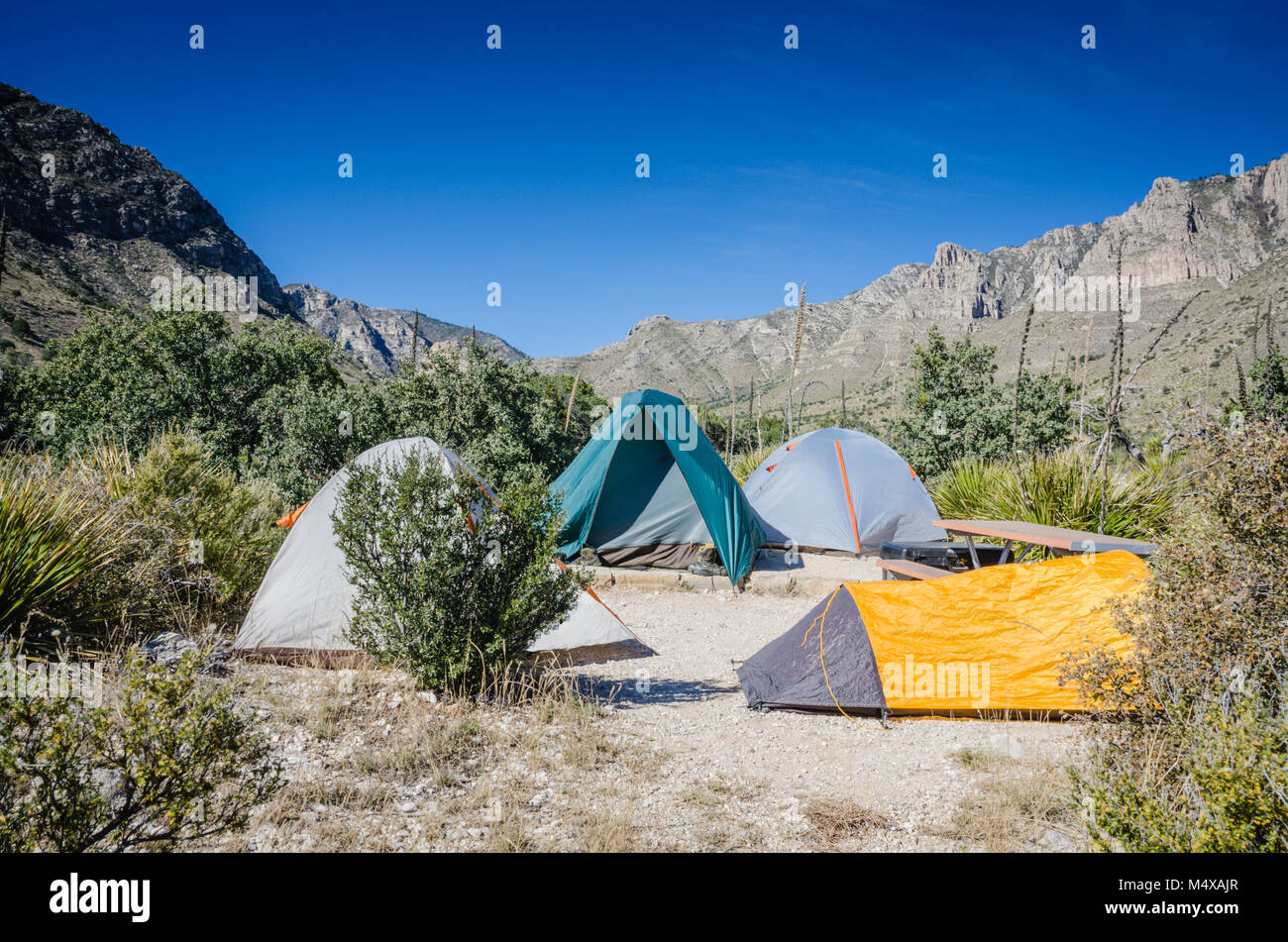 Gruppe von Zelten auf einem Campingplatz mit atemberaubendem Blick auf Berggipfel in Guadeloupe Mountains National Park in Texas. Stockfoto