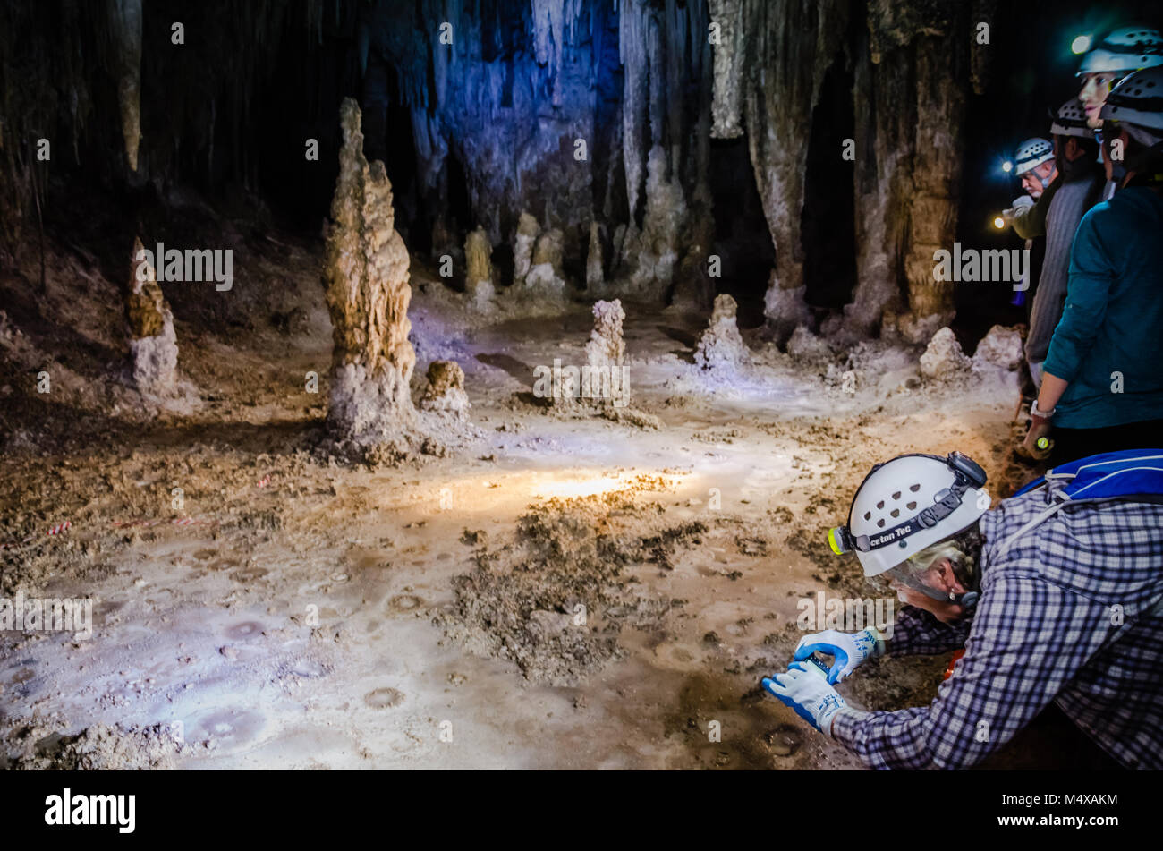 Besucher mit Smartphone Foto cave Perlen auf der unteren Höhle Tour bei Carlsbad Caverns National Park in Texas. Stockfoto