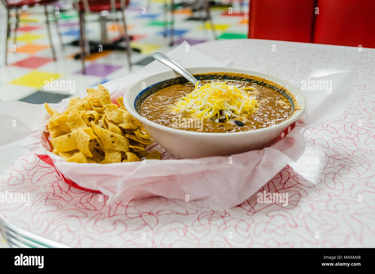 Frito Pie serviert - Amerikaner retro Diner in Texas. Frito pie Grundzutaten sind Chili, Käse und Mais Chips. Stockfoto