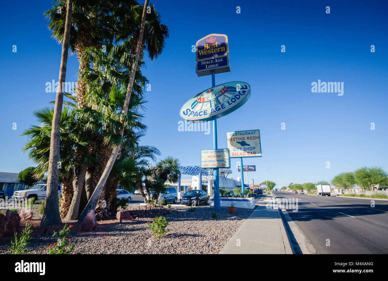 Gila Bend, AZ, USA. Space Age Lodge neon Schild an der Straße. Stockfoto