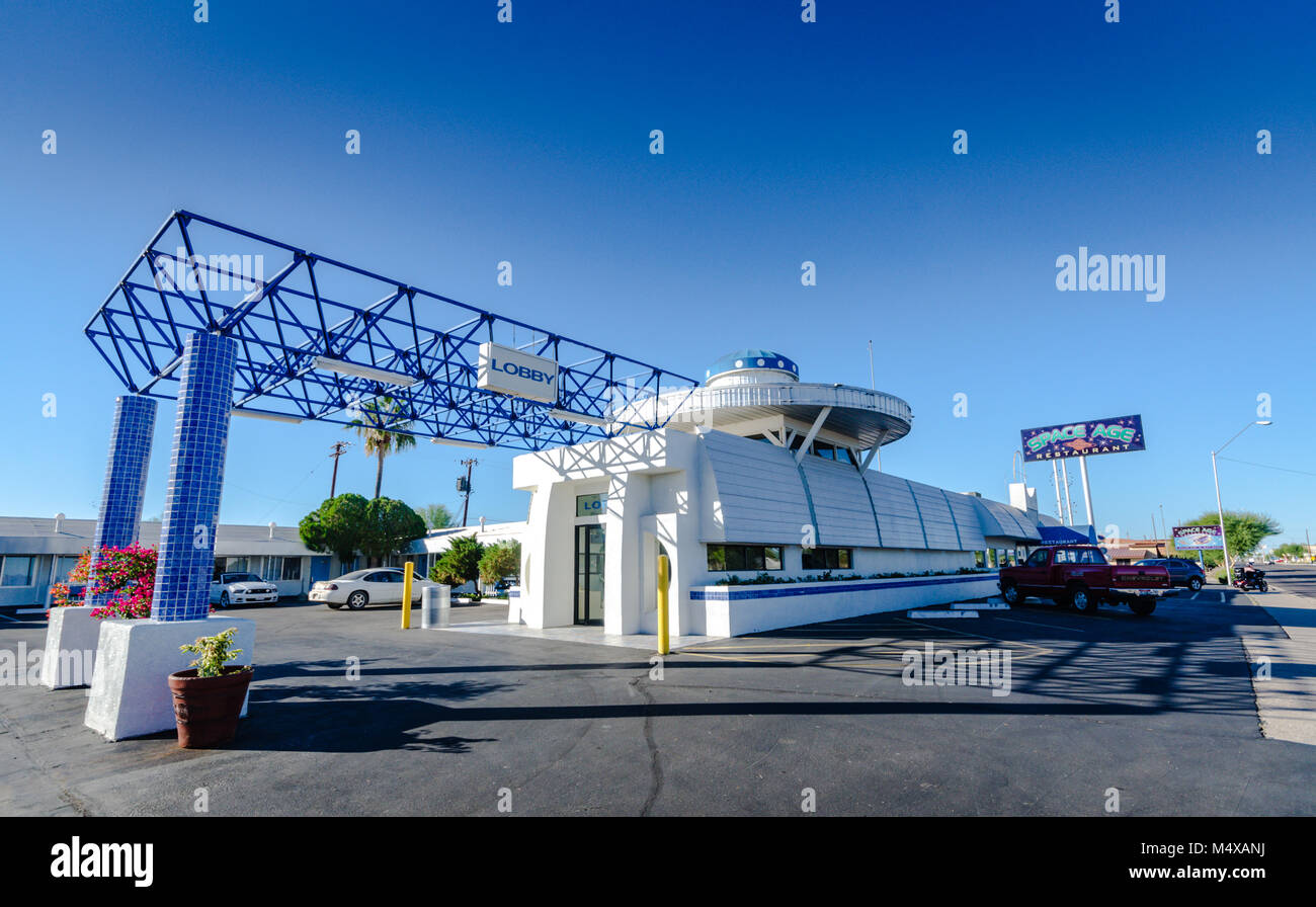Gila Bend, AZ, USA. Space Age Lodge Eingang mit alien Untertasse auf dem Dach. Stockfoto