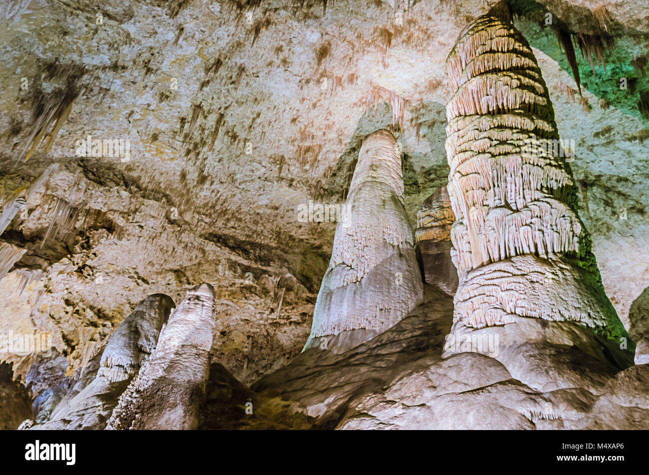 Eine große Kammer mit massiven weißen Stalagmiten Calcit Felsformationen bei Carlsbad Caverns National Park in New Jersey, USA. Stockfoto