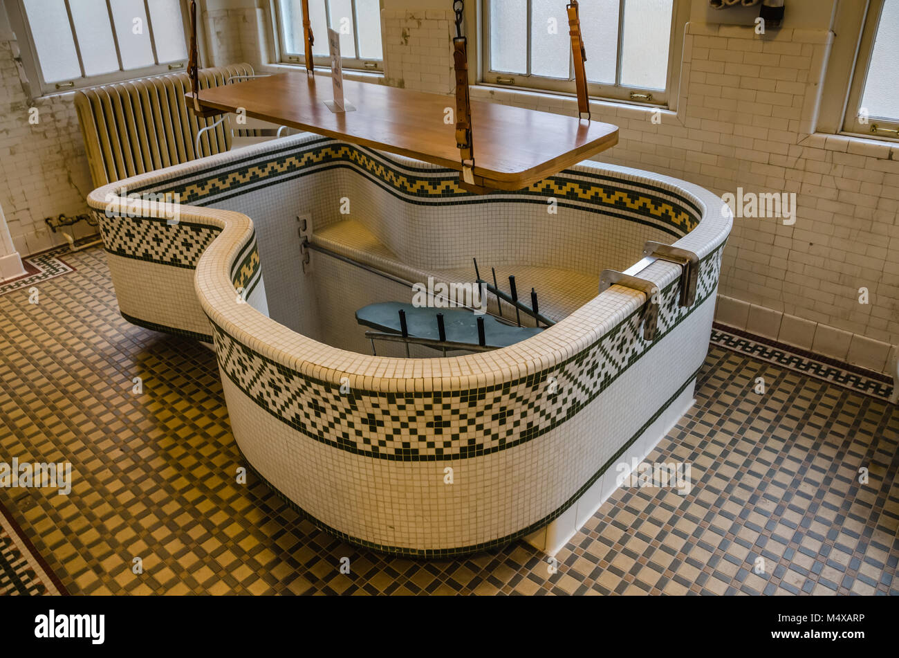 Hubbard Whirlpool mit Holz- patientenlifter auf Ausstellung bei Fordyce Bathhouse in Hot Springs Nationalpark in Hot Springs, Arkansas. Stockfoto