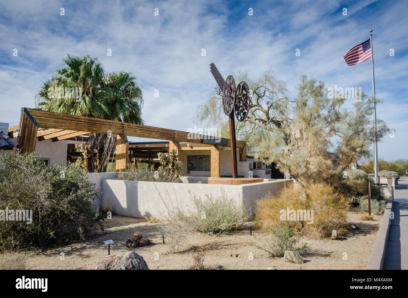 Neben Wasser, Informationen, Toiletten, ein Buchladen und Picknicktische, das Besucherzentrum bietet eine Oase Garten mit hohen Dattelpalmen und Stockfoto