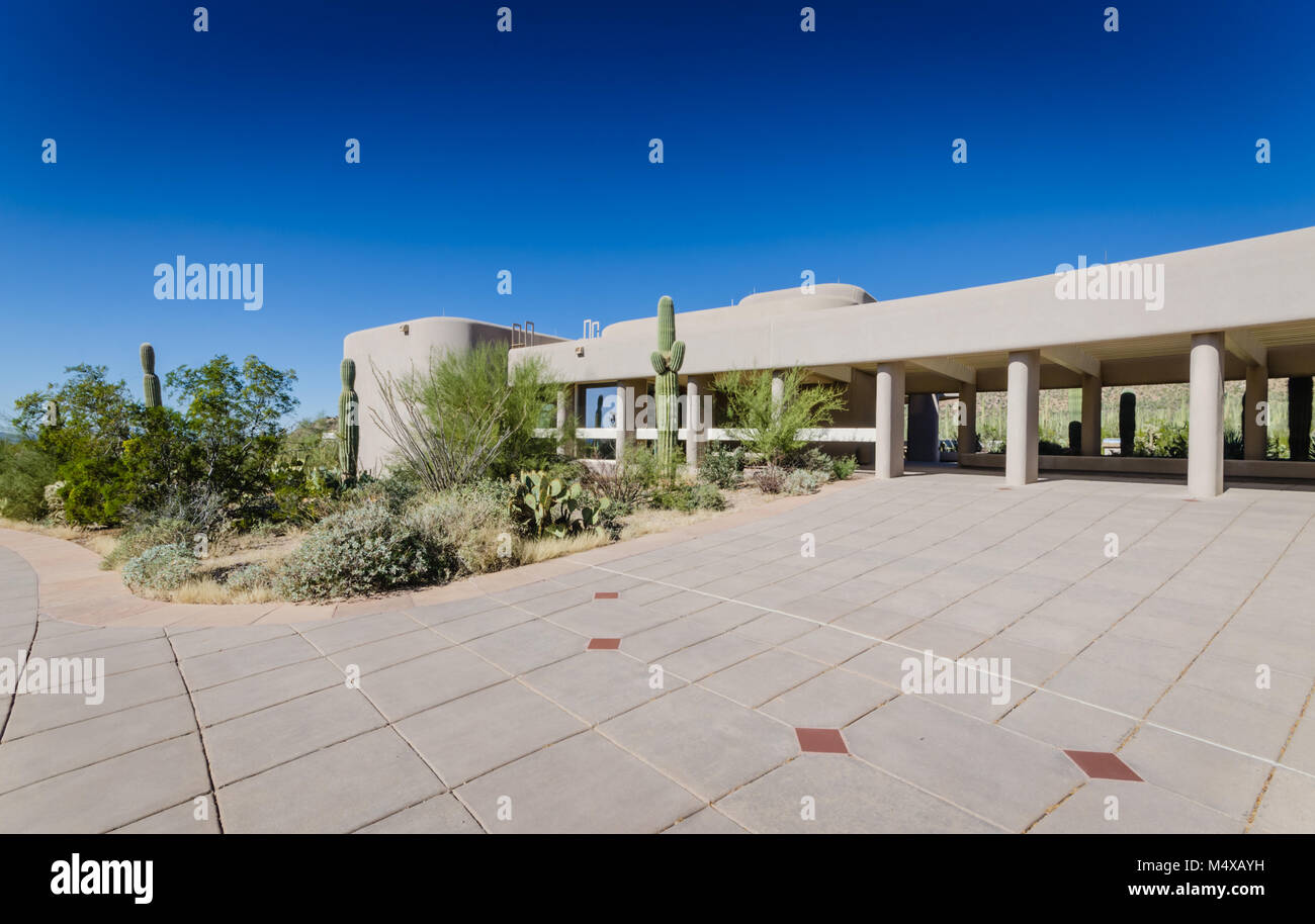 Dies ist ein schönes, Besucherzentrum mit spektakulärem Blick auf die Berge und die saguaros rechts von der hinteren Veranda. Stockfoto