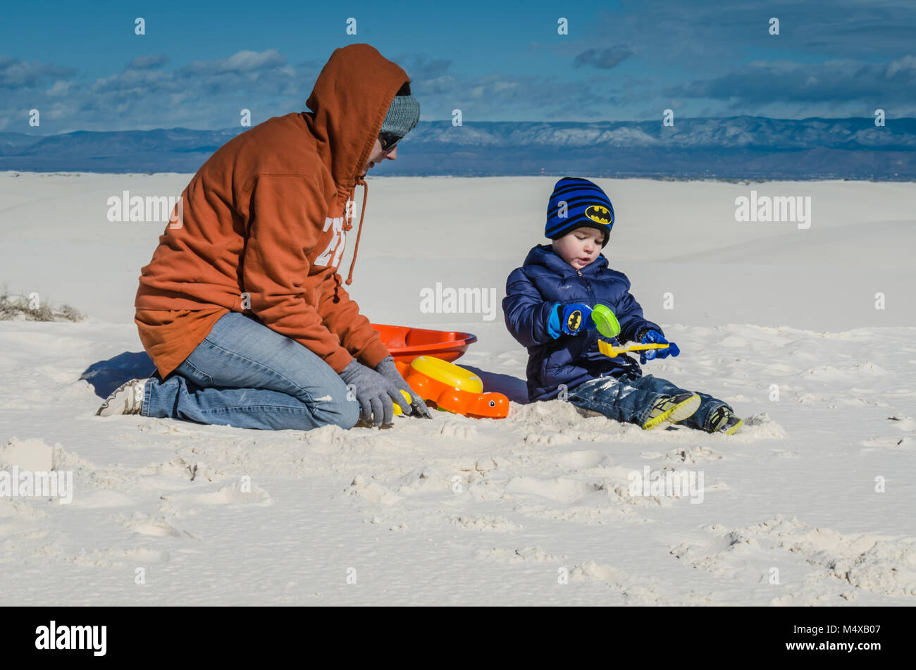 Mutter und Jungen spielen mit Sand Spielzeug auf einer Düne im White Sands National Monument in New Mexico. Stockfoto