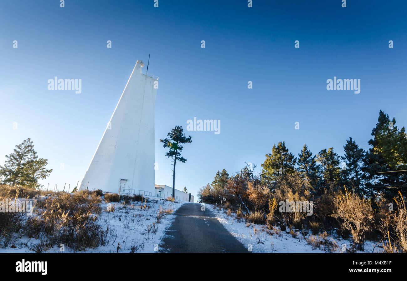 Sunsport, NM, USA. Teleskop im Winter Landschaft atSunspot Besucherzentrum und Museum Stockfoto