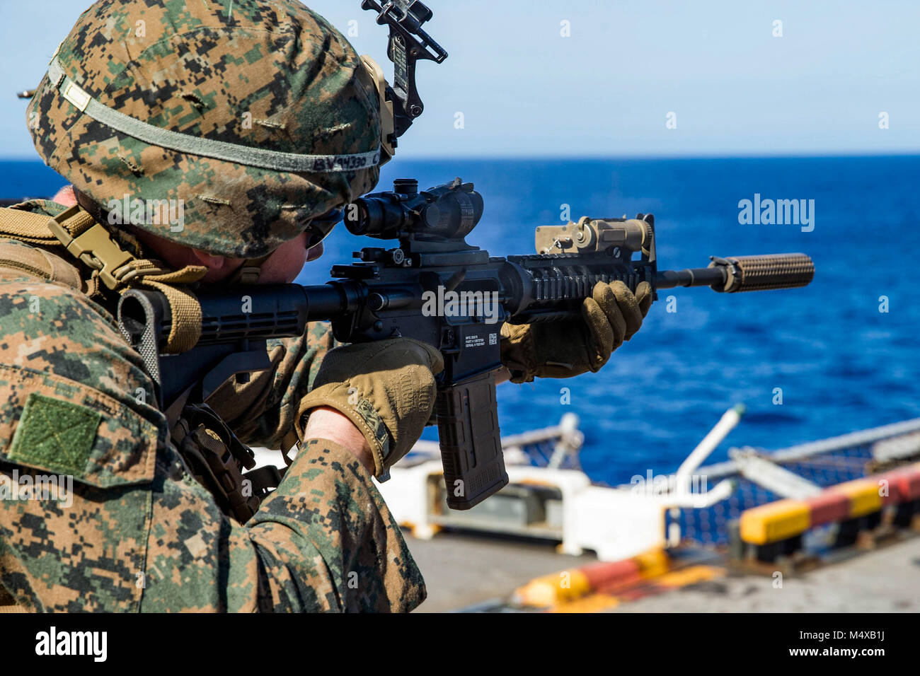 Ein US-Marine mit Bataillon Landung Team, 2.BATAILLON, 6 Marine Regiment (BLT 2/6), 26 Marine Expeditionary Unit (MEU), Brände eine M4A1 Gewehr auf ein Ziel während kurzer Reichweite schussübungen an Bord der USS Iwo Jima (LHD 7), Feb 16, 2018. Die 26. MEU ist die Teilnahme an einem Einsatz auf See see- und friedenserhaltenden Maßnahmen sowie Verhalten pflegen Beziehungen zu ausländischen Armeen durch gemeinsame Übungen. (U.S. Marine Corps Foto von Lance Cpl. Matally Tojyea G.) Stockfoto