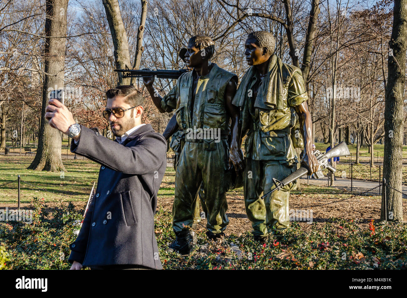 Touristische erfasst Smartphone selfie mit drei Soldaten Statue. Die drei Soldaten ist eine Bronzestatue auf der National Mall in Washington, DC, Gedenken an Stockfoto