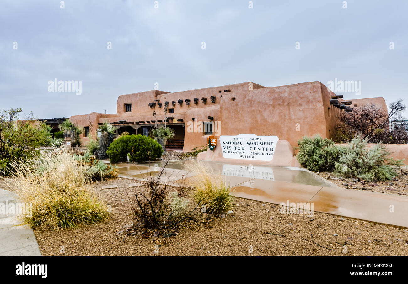 Das Visitor Center in White Sands ist anexample der spanischen Pueblo - Adobe ('Pueblo-Revival") Architektur vor Ort von 1936 bis 1938 gebaut. Stockfoto