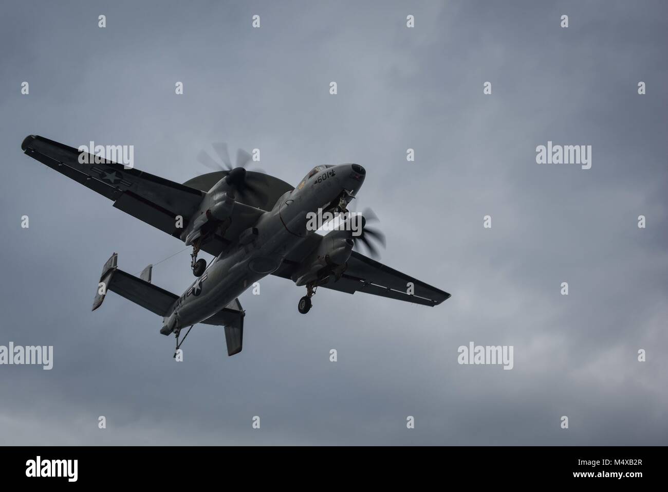 180218-N-VN 584-1105 arabischen Golf (Feb. 18, 2018) Eine E-2C Hawkeye, zugeordnet zu den Sunkings des Trägers Airborne Early Warning Squadron (VAW) 116, fliegt über den Flugzeugträger USS Theodore Roosevelt (CVN 71). Theodore Roosevelt und ihre Carrier strike Group werden in den USA 5 Flotte Bereich für Maßnahmen zur Erhöhung der Sicherheit im Seeverkehr im Einsatz Verbündeten und Partnern zu beruhigen und der Freiheit der Schiffahrt und des freien Handels in der Region erhalten. (U.S. Marine Foto von Mass Communication Specialist 3. Klasse Alex Corona/Freigegeben) Stockfoto