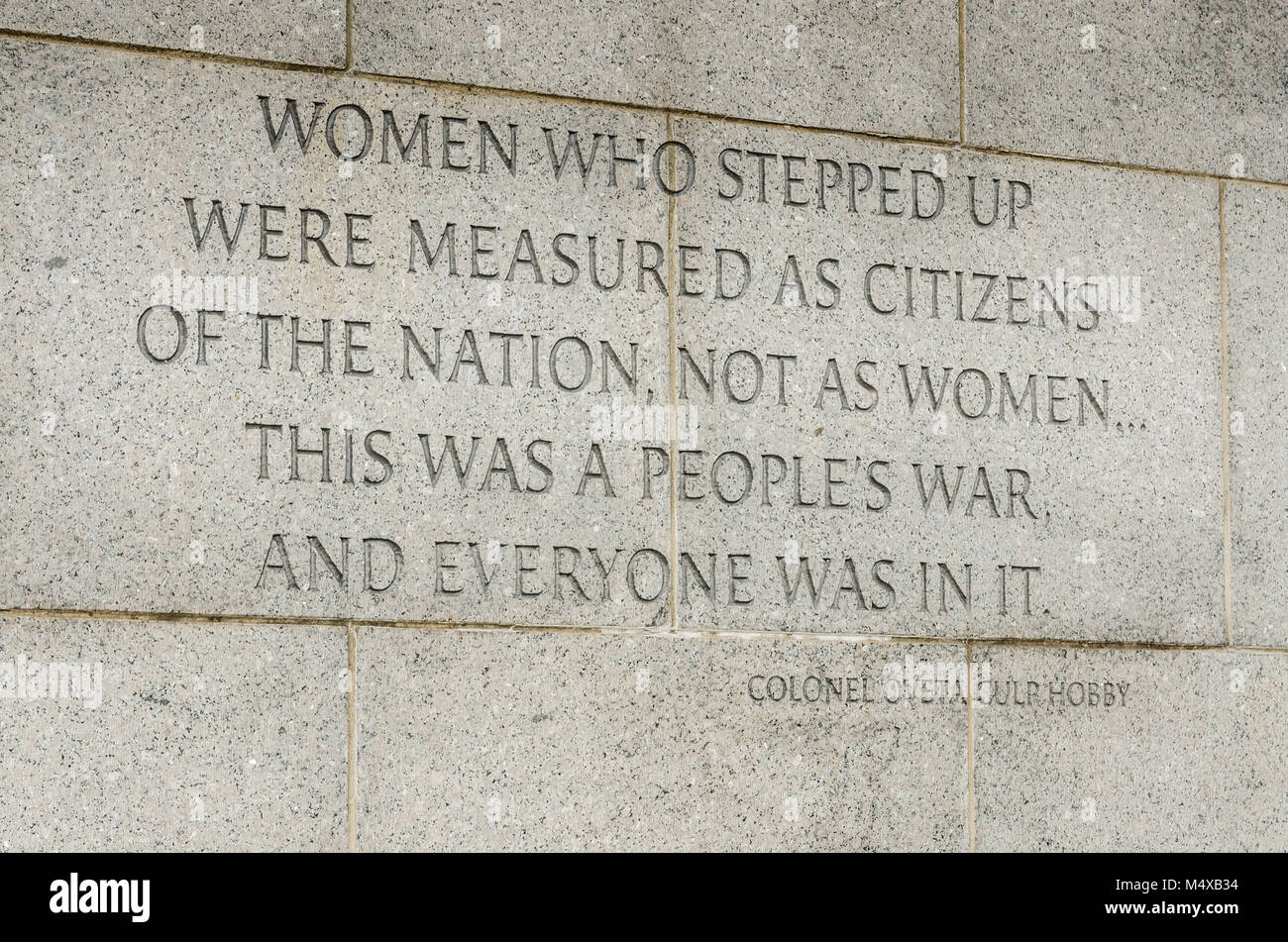 Detail shot der Weltkrieg-II-Denkmal in Washington DC mit Zitat von Oberst Oveta Culp Hobby über Frauen eingraviert. Stockfoto