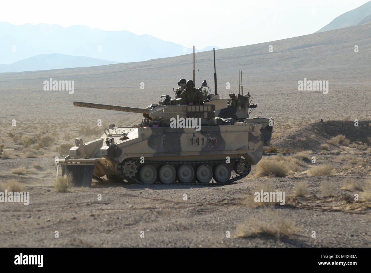 11 Armored Cavalry Regiment troopers verteidigt Crash Hill, National Training Center von Elementen der 3. Kavallerie Regiments von Fort Hood, Texas, Feb 18, 2018. Diese Phase der NTC-Rotation 18-04 herausgefordert "Brave Gewehre "Brigade in ihrer Fähigkeit, eine flächendeckende Offensive zu leiten und ein offenes Ziel erfassen. (U.S. Armee Foto von Sgt. David Kante, 11. ACR, PAO) Stockfoto