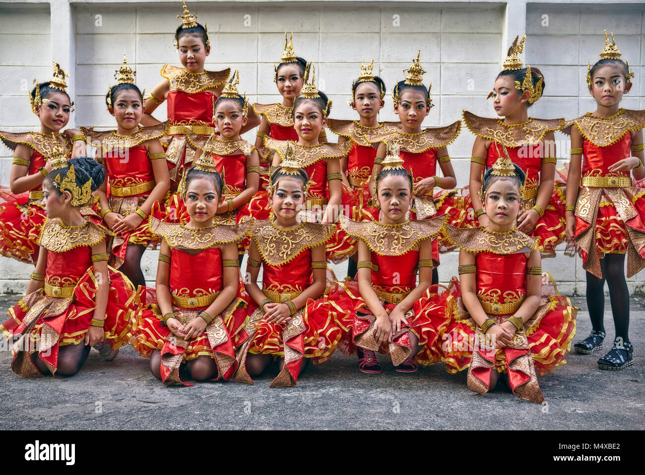 Thailand Tänzerin. Gruppe junger thailändischer Tänzer. Thailand tanzende Mädchen. Südostasien Stockfoto