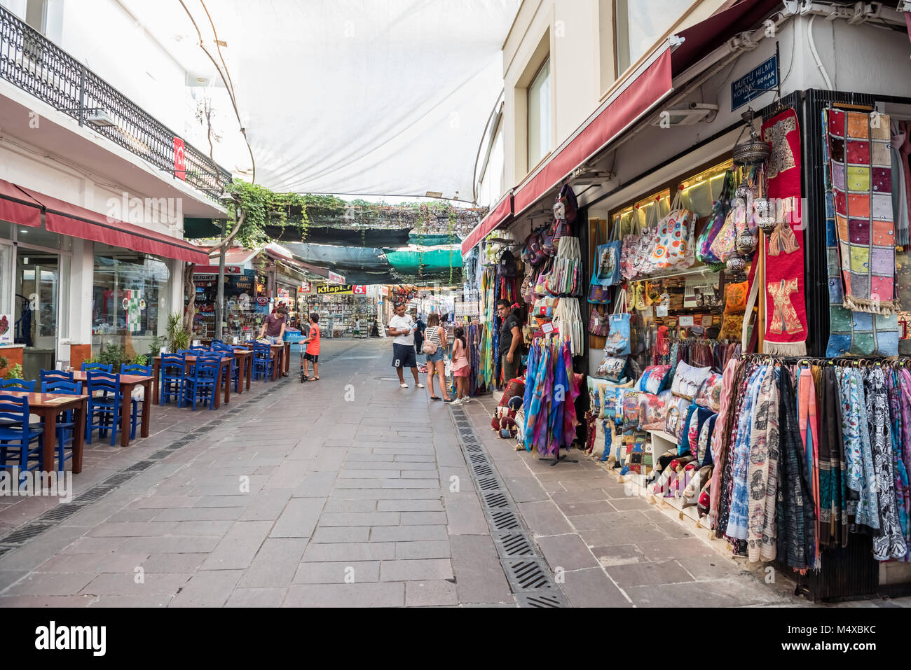 Unbekannter Leute einkaufen bei Straßen von Bodrum, Türkei. Am 23. August 2017. Stockfoto