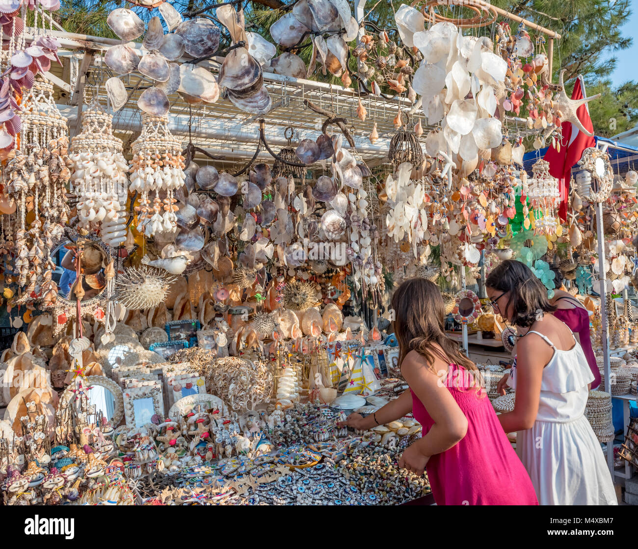 Unbekannter Leute einkaufen bei Straßen von Bodrum, Türkei. Am 23. August 2017. Stockfoto