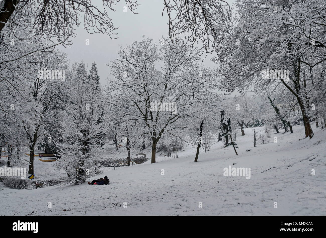 Majestätischen Blick auf verschneite Bäume und Rutschbahn in Winter Park, Bankya, Sofia, Bulgarien Stockfoto