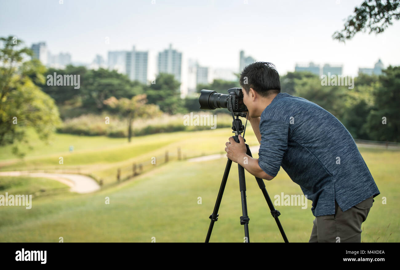 Natur Fotograf (Mann) das Fotografieren von Natur und Landschaft im Freien. Stockfoto
