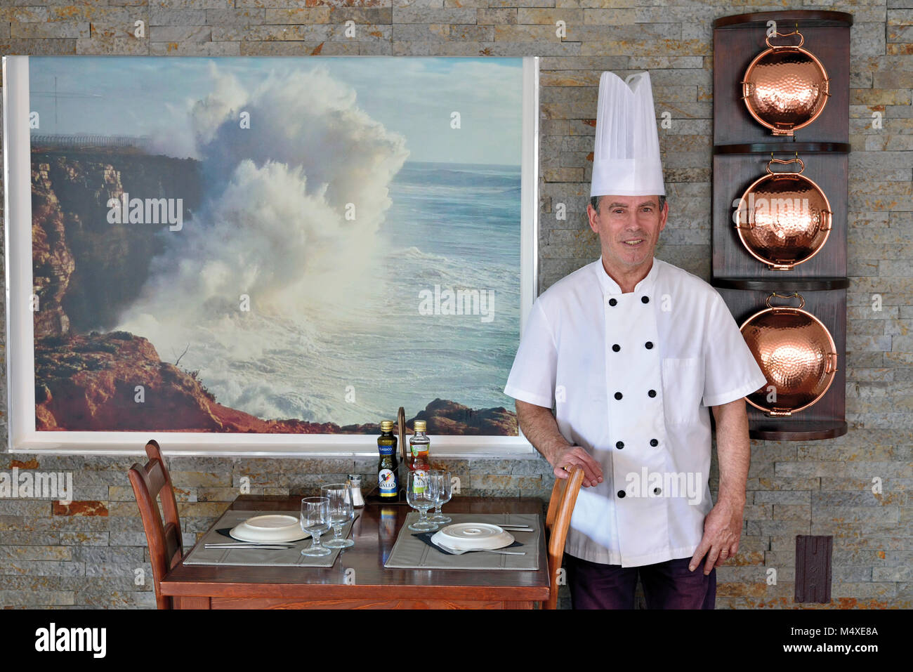 Koch Gilberto Furtado Outfit in der Küche in seinem Restaurant "Gigi" in Sagres Stockfoto