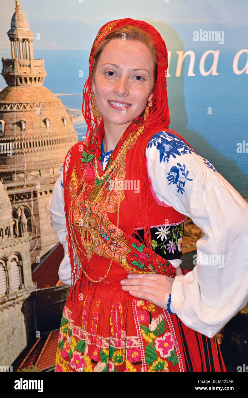Frau in traditionellen Minho Kostüm posiert für die Kamera vor der Öffentlichkeit der Minho Stadt Viana do Castelo Stockfoto
