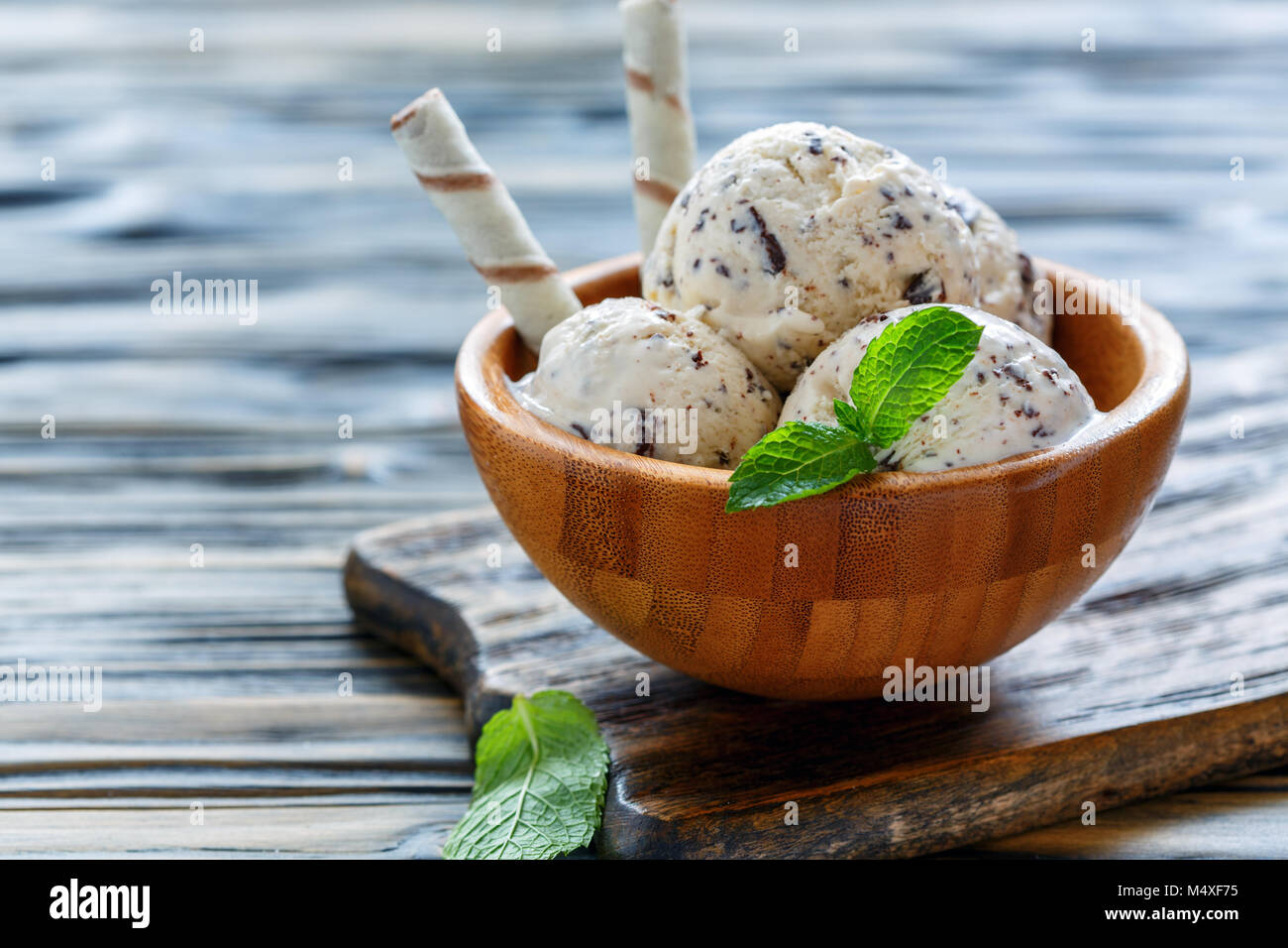 Hausgemachtes Eis mit Schokolade crumb in der Schüssel. Stockfoto