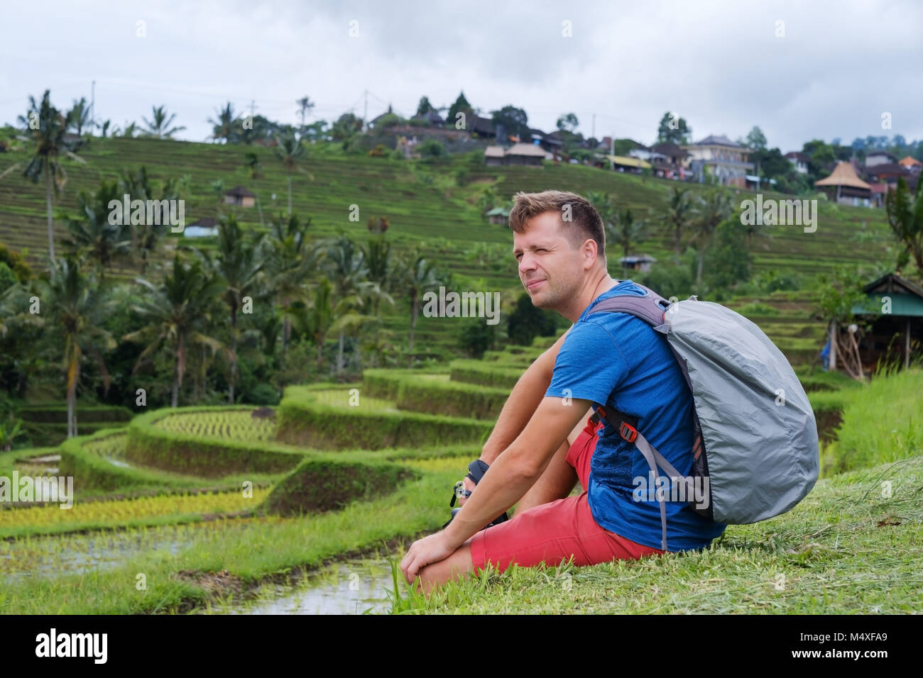 Junger Mann Reisender Sitzen und Entspannen im Freien Stockfoto