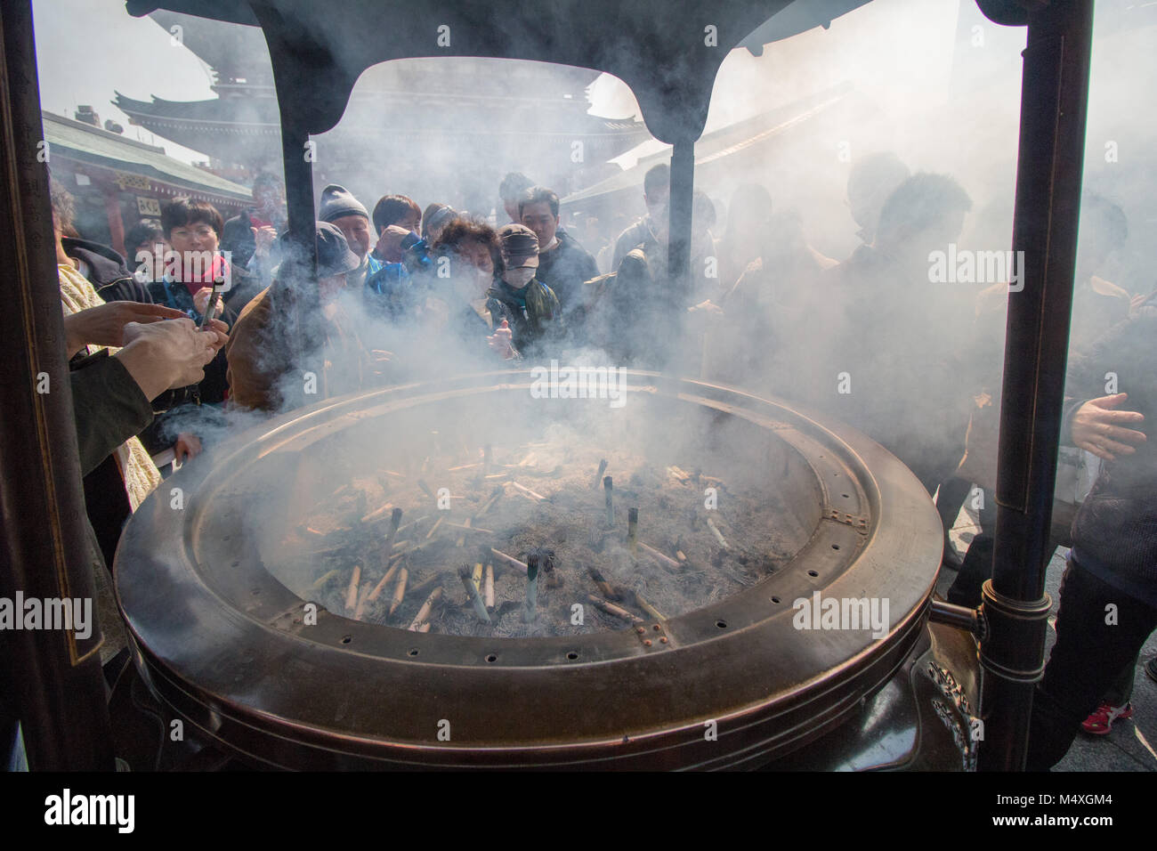 Räucherstäbchen verursacht großen Wolken außerhalb des Sensō-ji, historischen buddhistischen Tempel in Tokio mit Menschen. Stockfoto