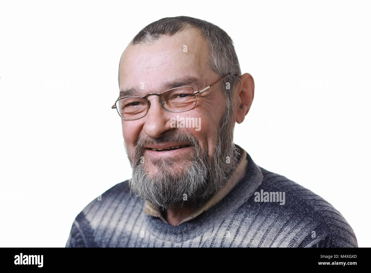 Echter Mann mit einem Bart lacht auf weißem Hintergrund Stockfoto