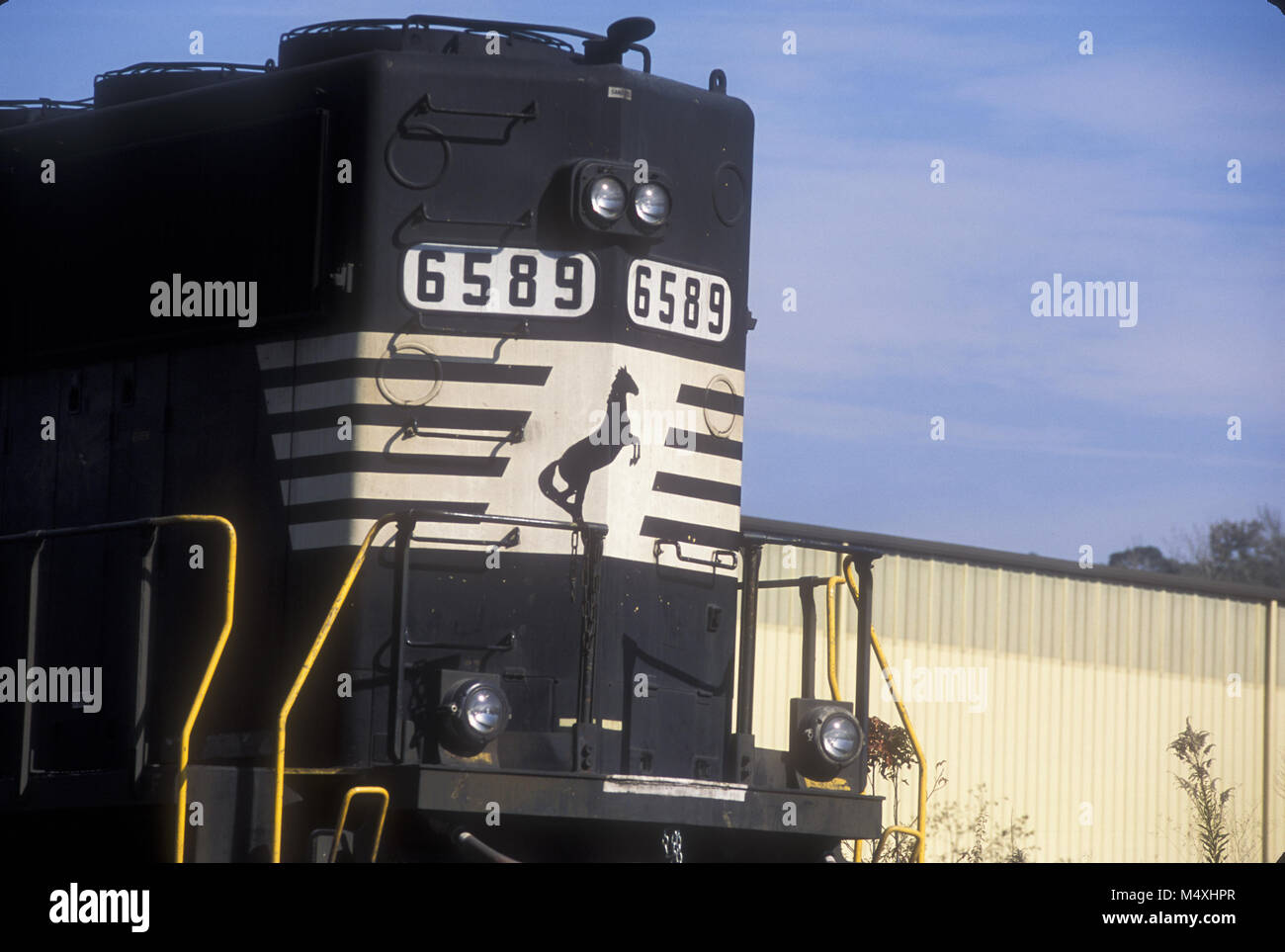 Eine schwarze und weiße Norfolk Southern Railway Lokomotive, in einem Rail Yard, in Fulton, Alabama, USA. Stockfoto